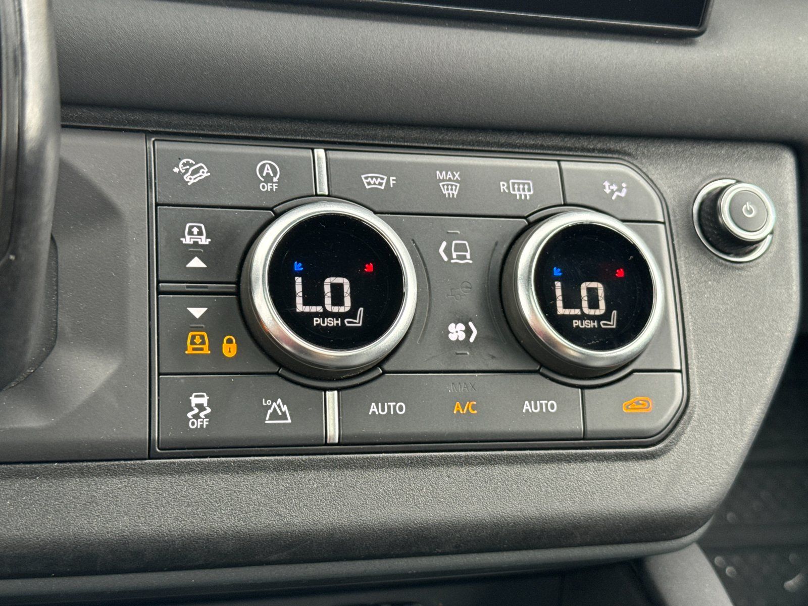 2024 Land Rover Defender X-Dynamic SE - Photo 21