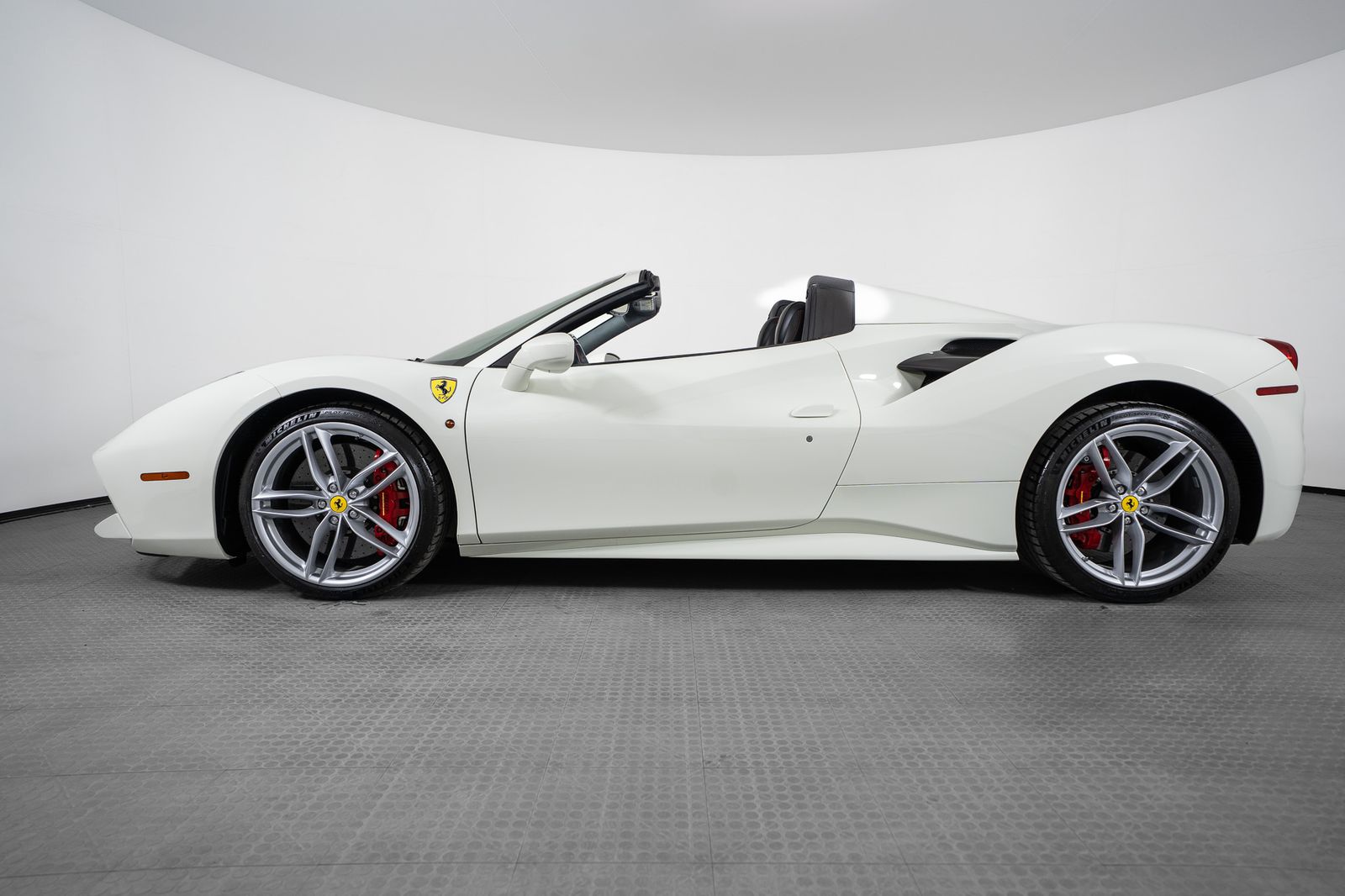 2019 Ferrari 488 Spider — full photo 2 of 43