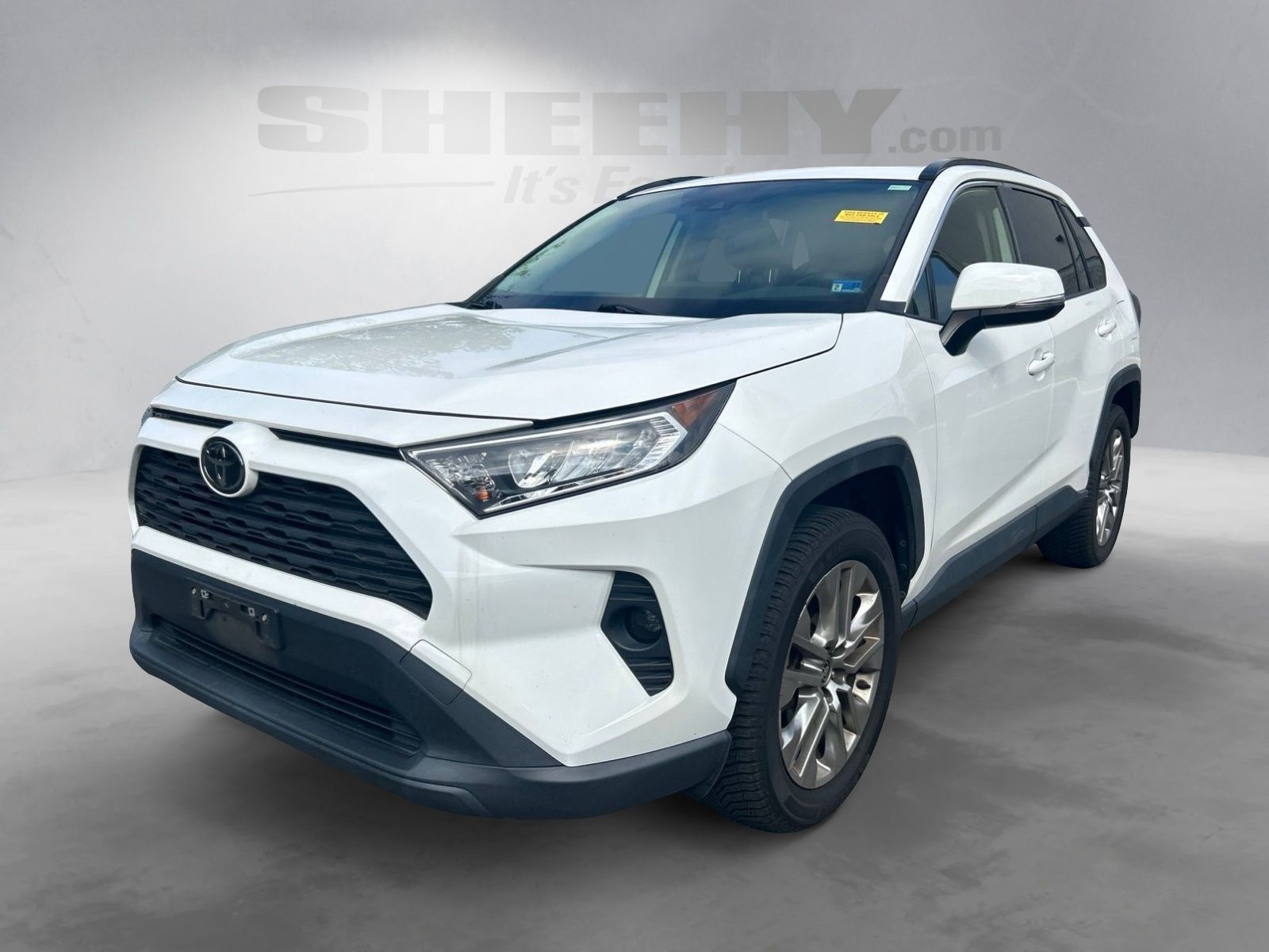 Used 2020 White Toyota XLE Premium image 16
