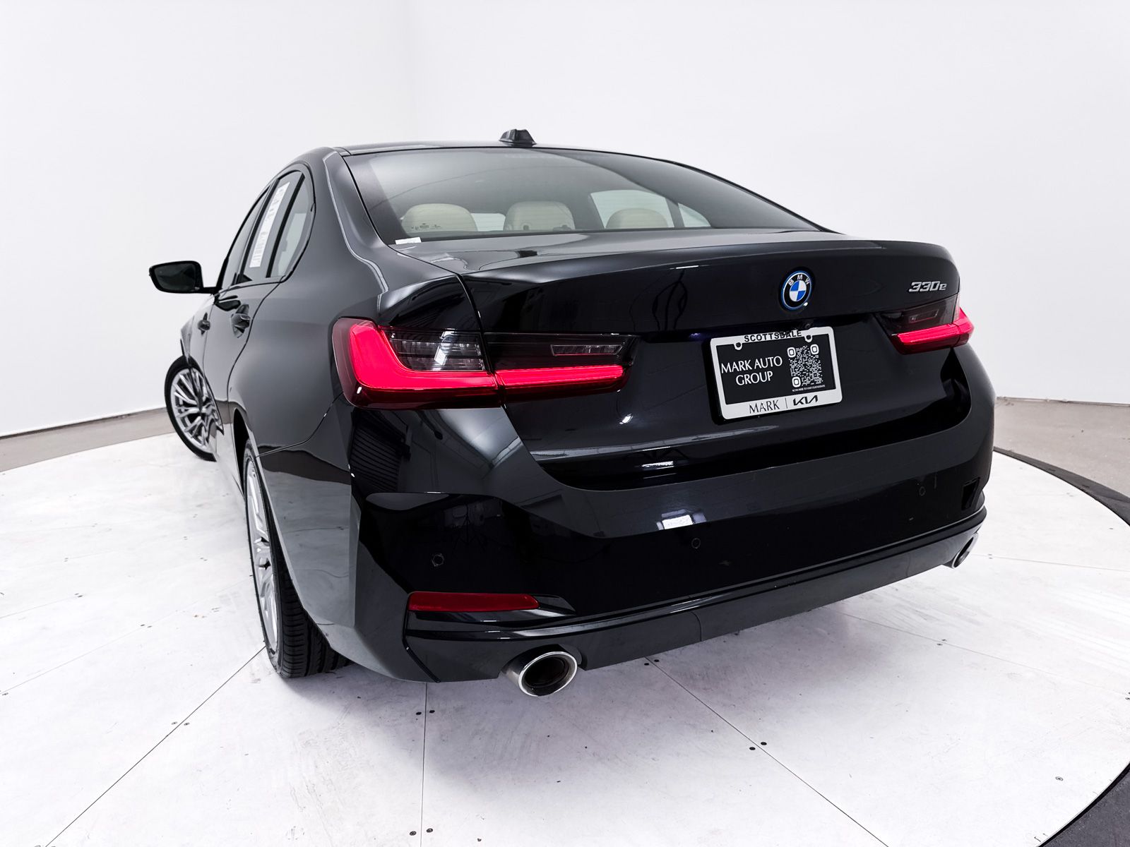 2023 BMW 3 Series 330e - Photo 10