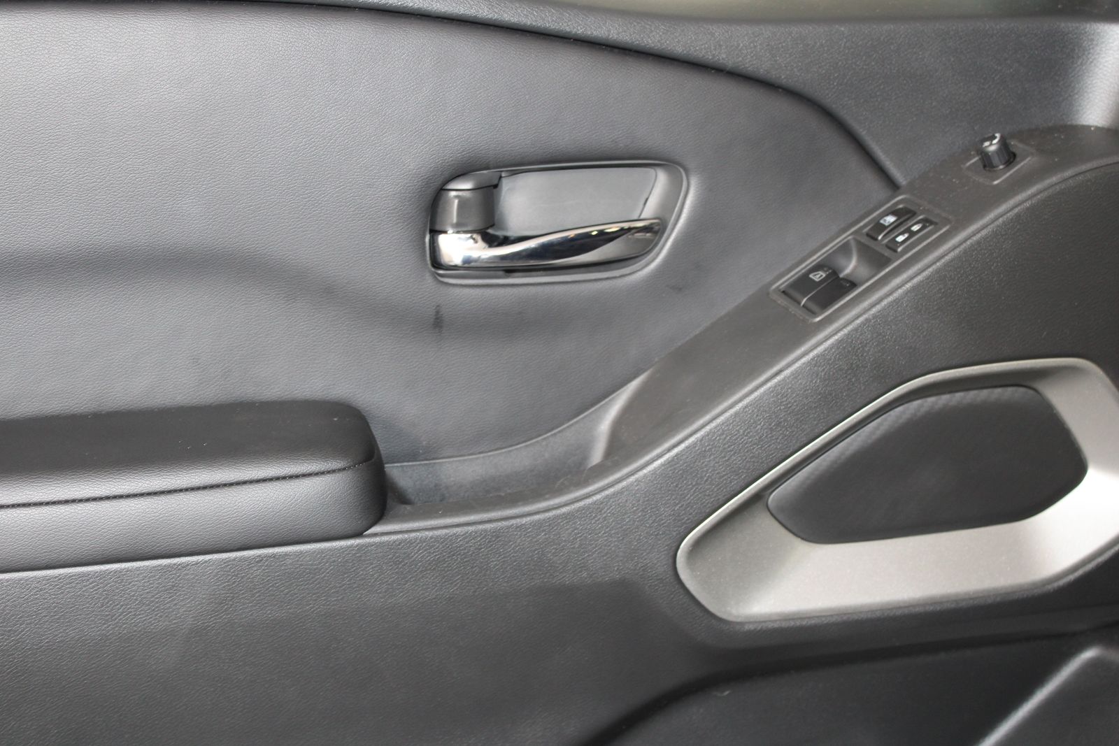 Used 2025 Gray Nissan SV image 8