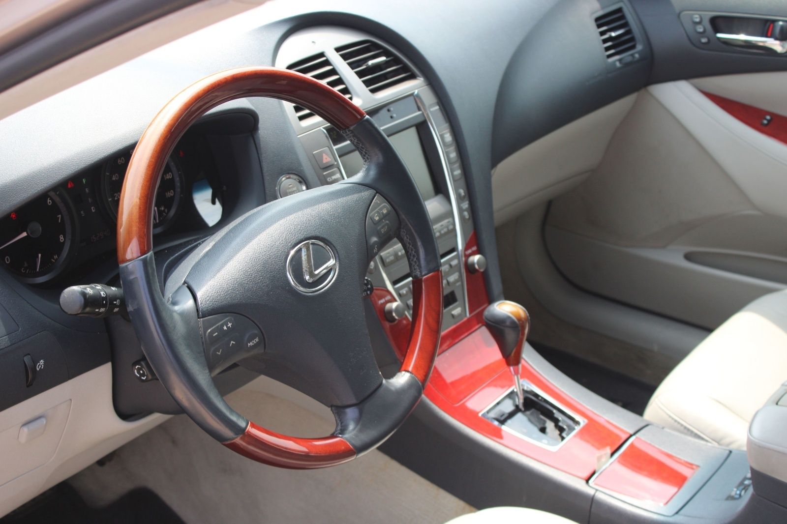Used 2008 Silver Lexus 350 image 3