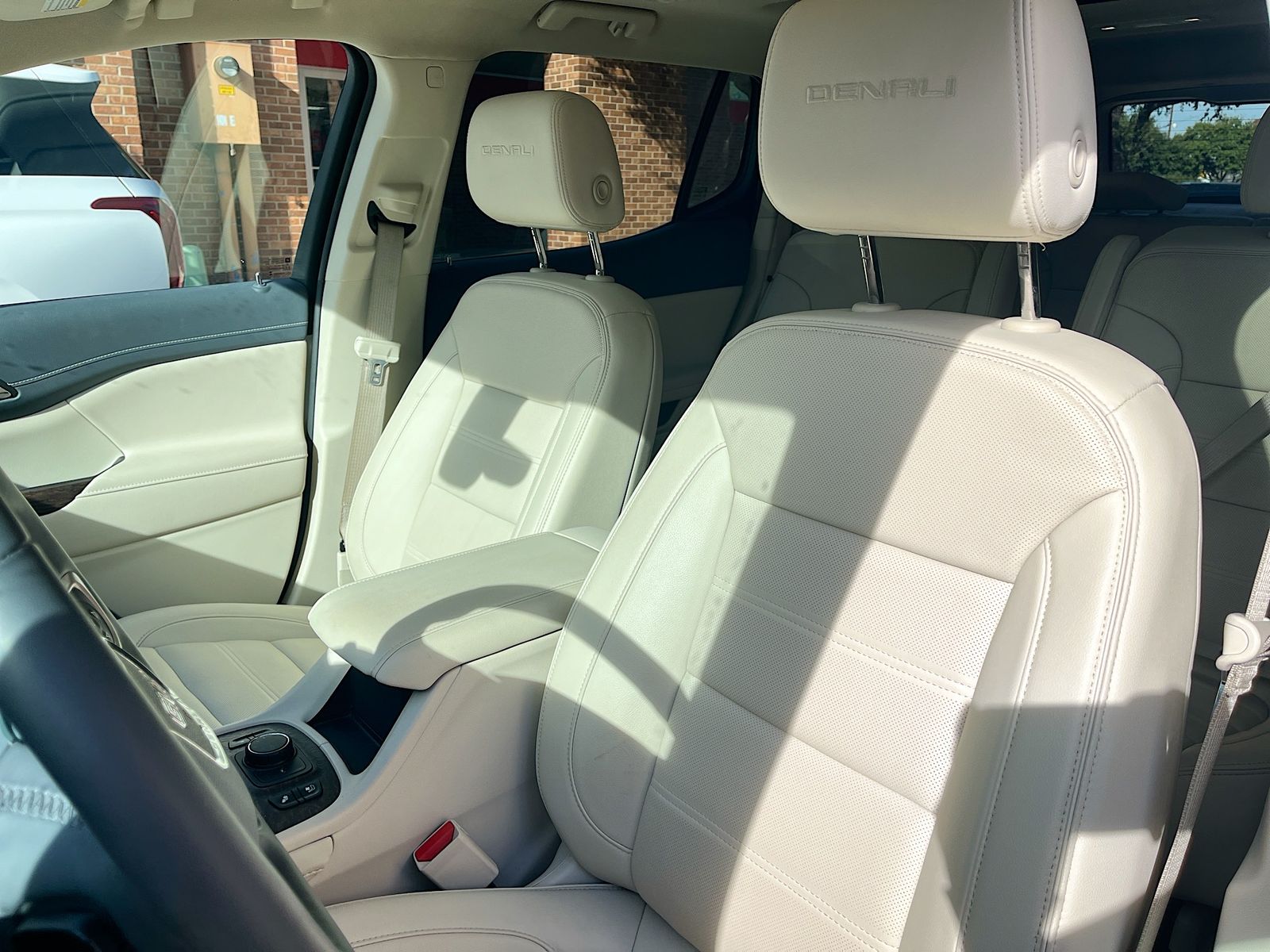 2023 GMC Acadia Denali - Photo 22