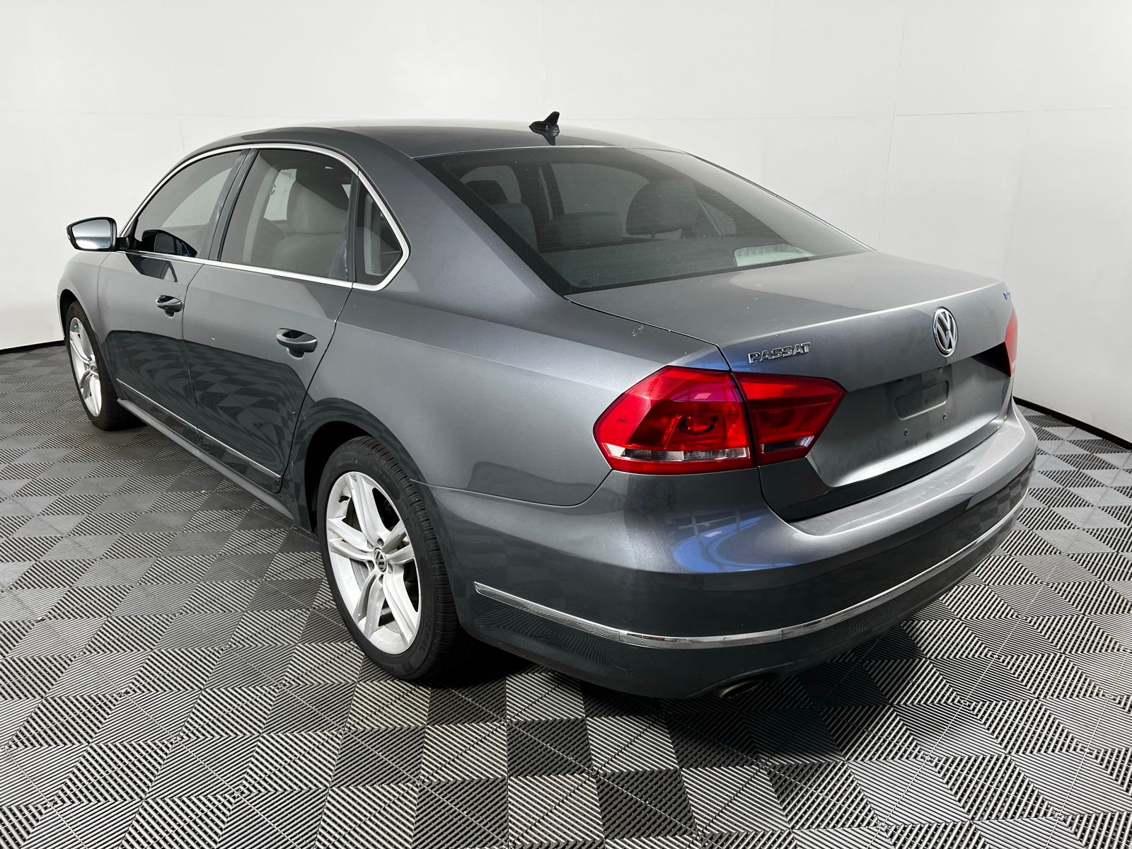 Thumbnail: 2013 Volkswagen Passat - 7
