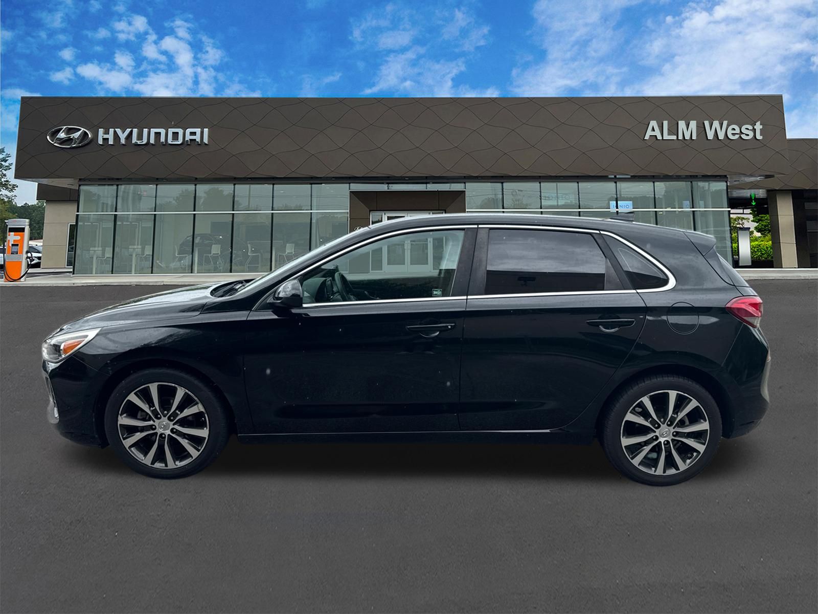 Used 2018 Black Hyundai Base image 8
