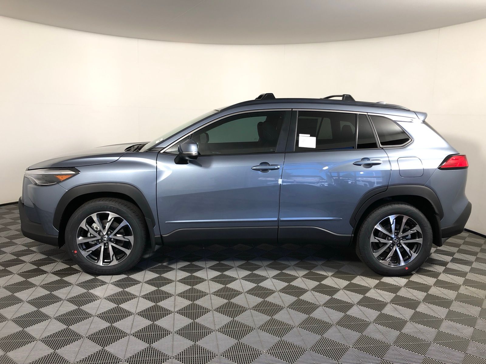 2025 Toyota Corolla Cross XLE 5