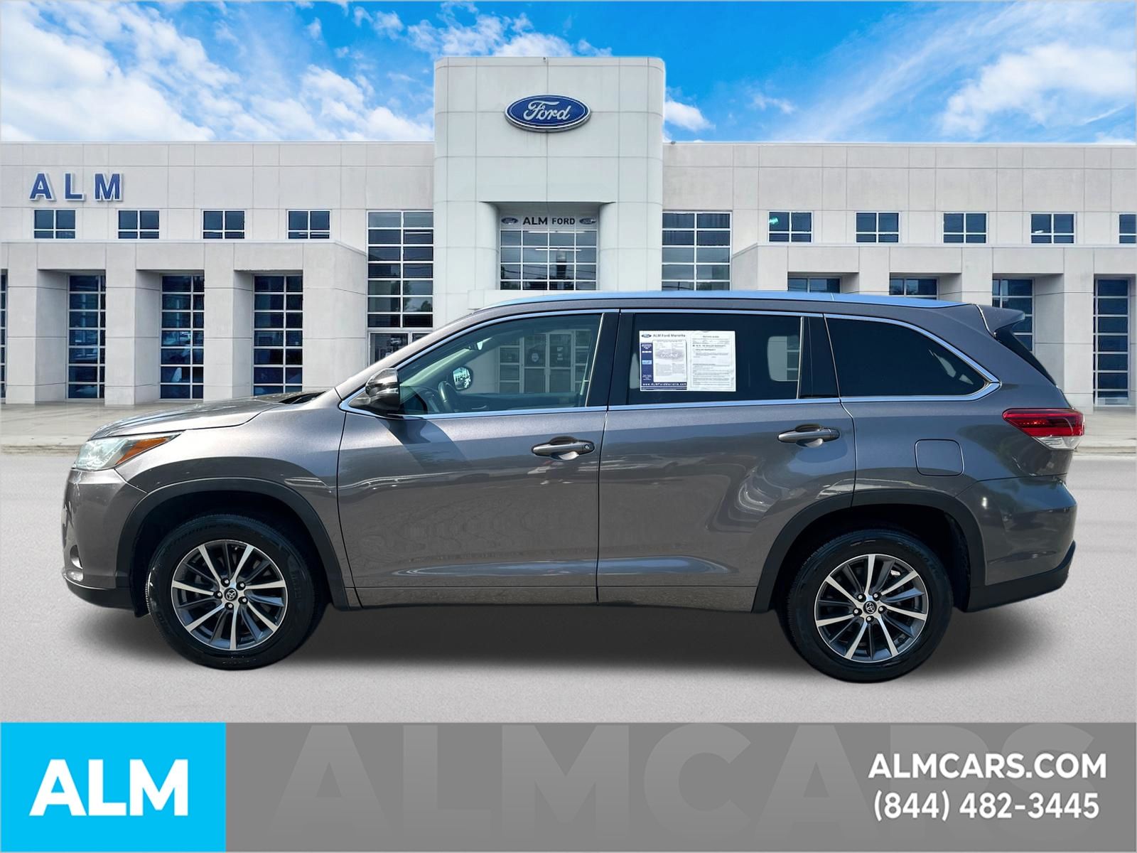 Used 2018 Gray Toyota XLE image 9