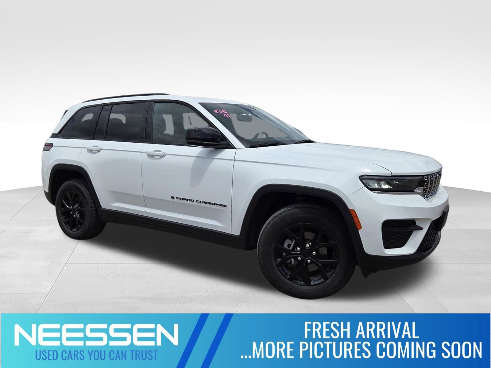 Bright White Clearcoat 2024 Jeep Grand Cherokee Altitude 4WD SUV / Crossover Four-Wheel Drive 8-Speed Automatic