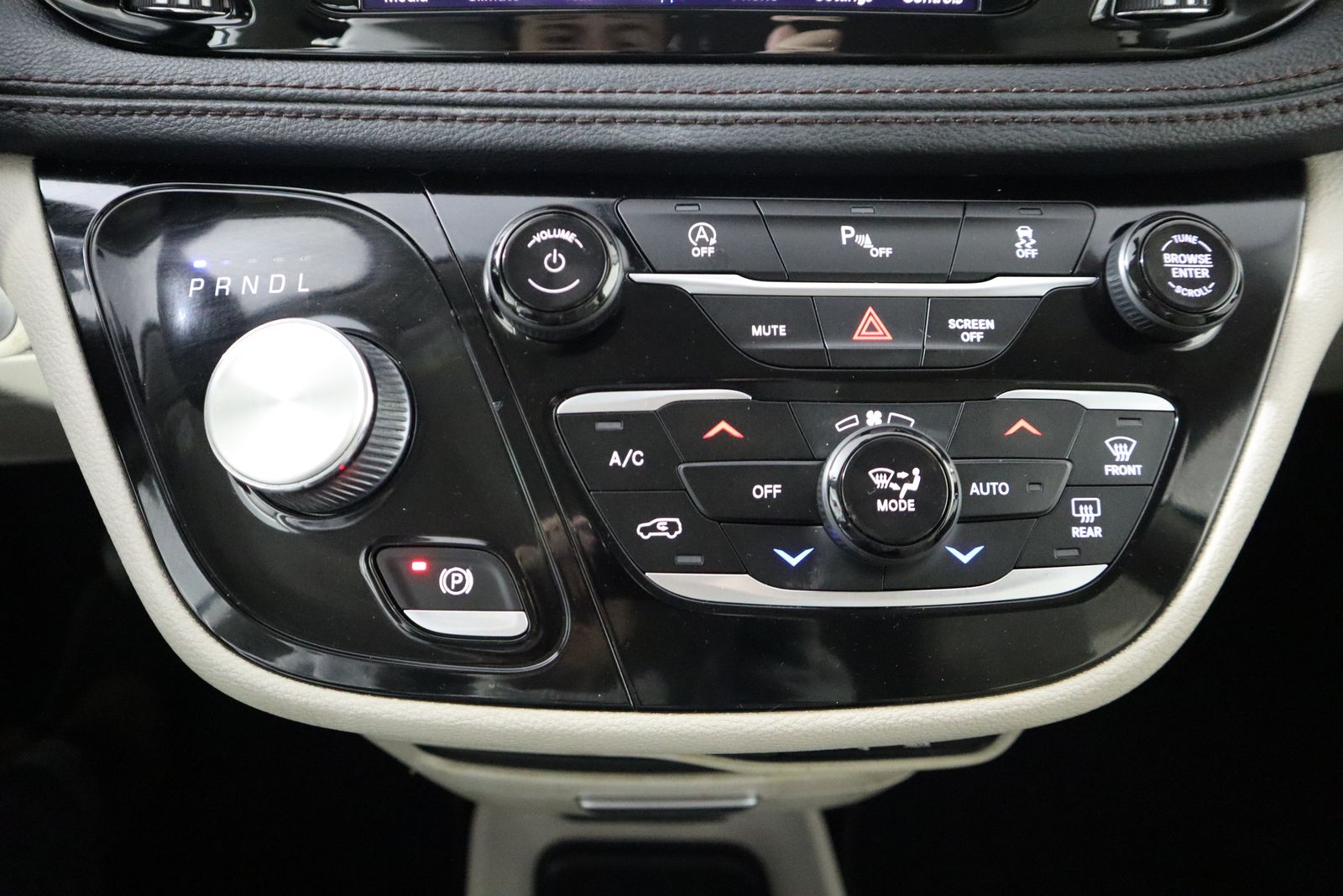 2020 Chrysler Pacifica Limited photo