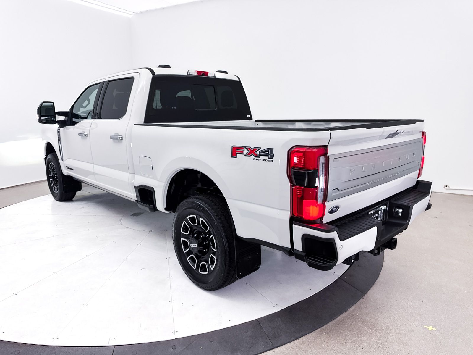 2024 Ford F-350 Super Duty Platinum - Photo 18