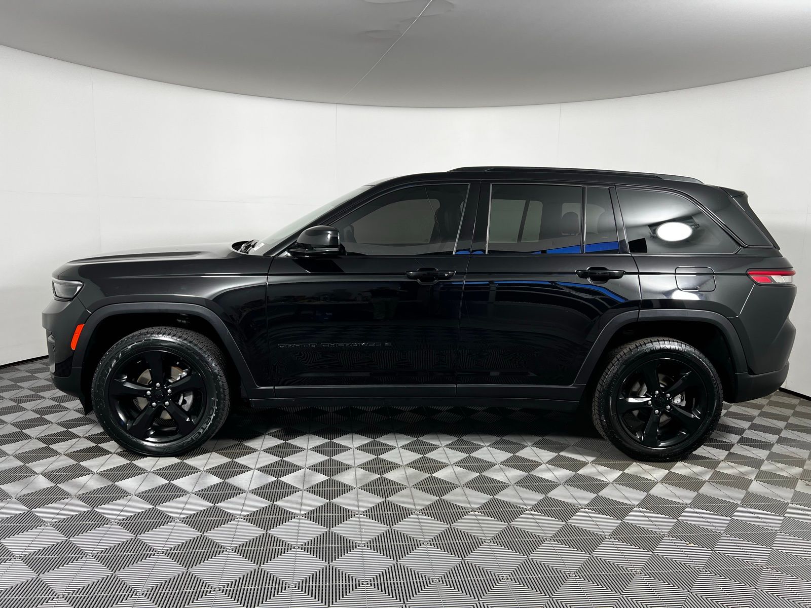 Thumbnail: 2023 Jeep Grand Cherokee - 8