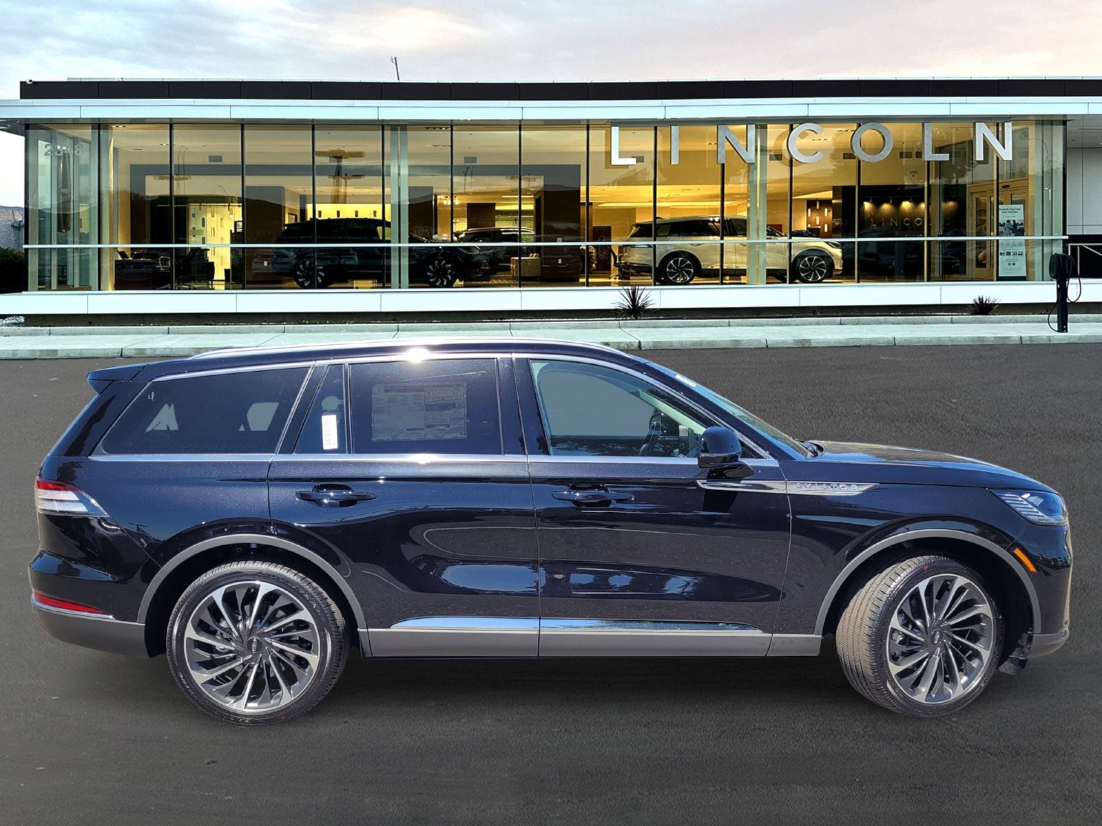 New 2025 Black Lincoln Reserve image 3