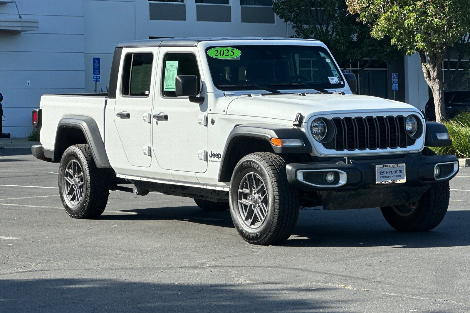 Bright White Clearcoat 2025 Jeep Gladiator Pickup Truck Four-Wheel Drive 8-Speed Automatic