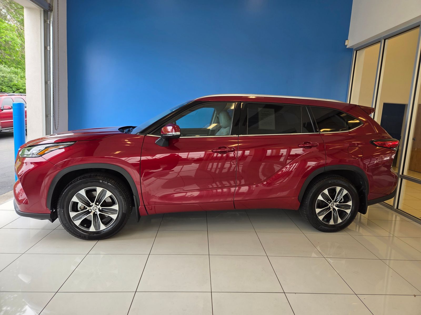 Used 2020 Red Toyota XLE image 4