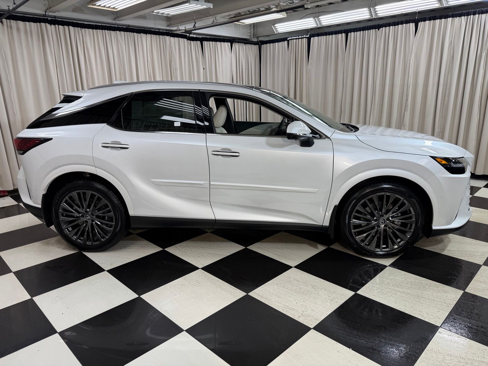 View vehicle photo 4