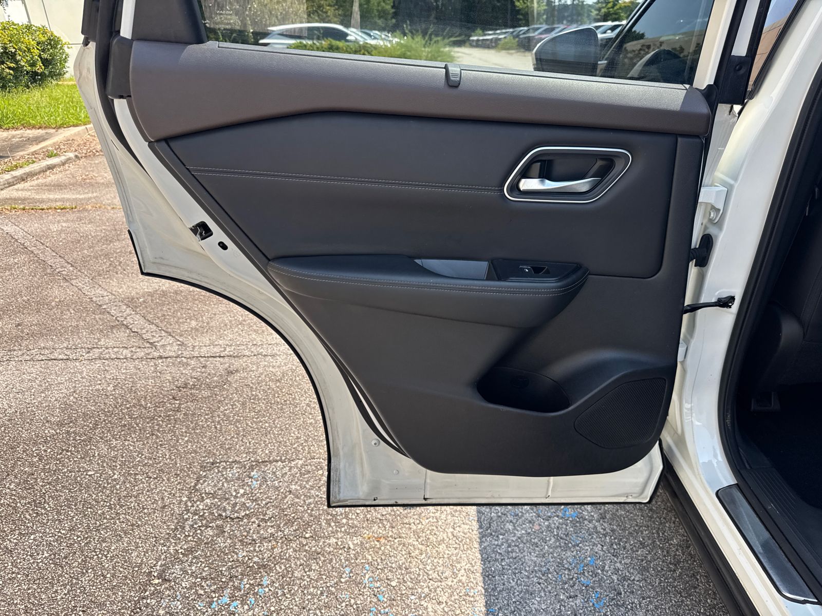 Used 2022 White Nissan Platinum image 22