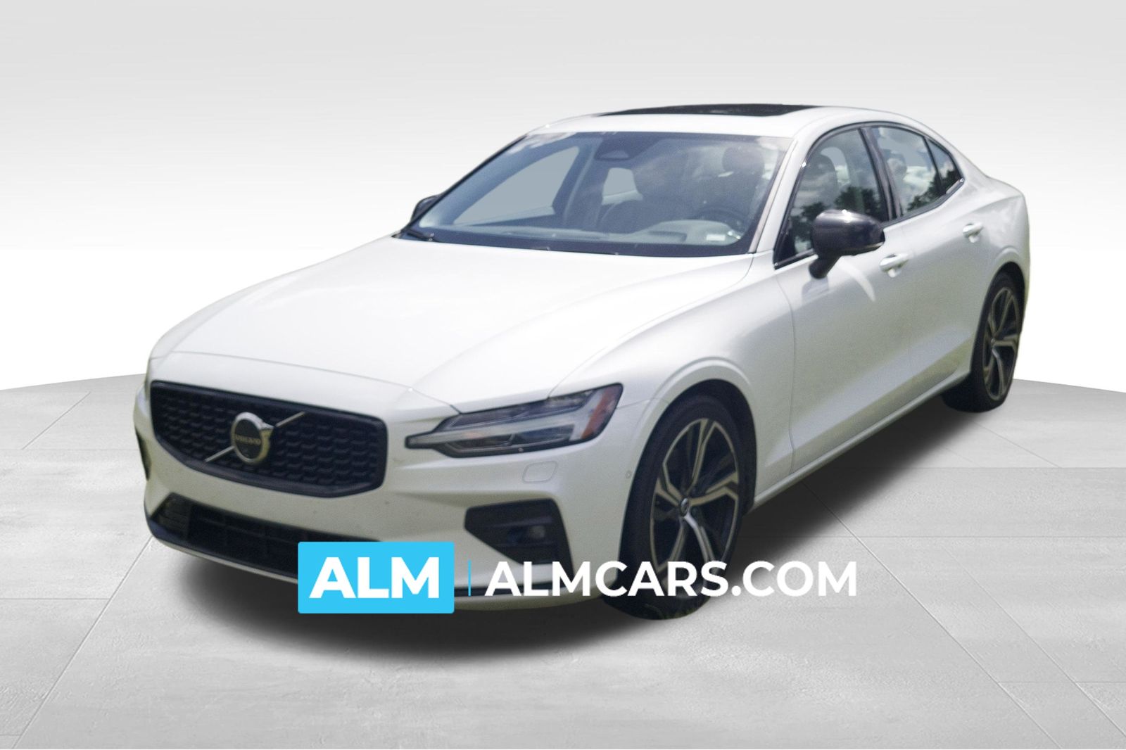2024 Volvo S60 B5 Plus Dark Theme's photo