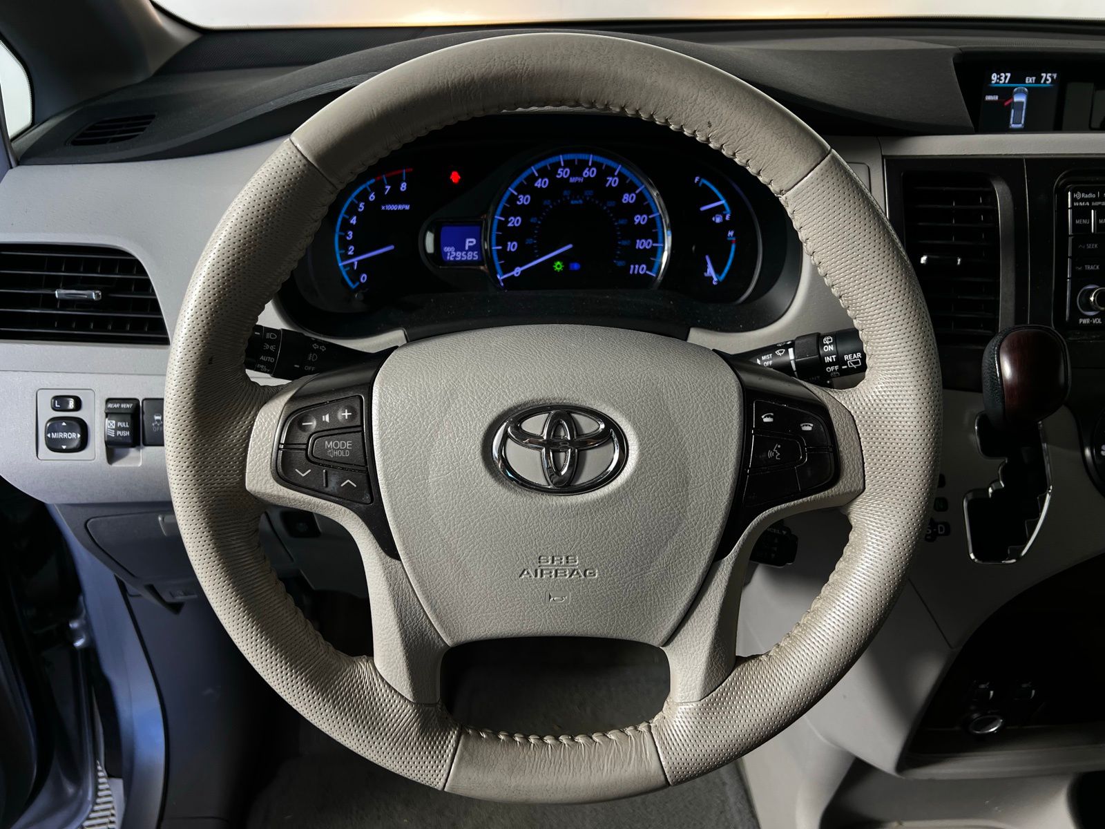 Thumbnail: 2014 Toyota Sienna - 9