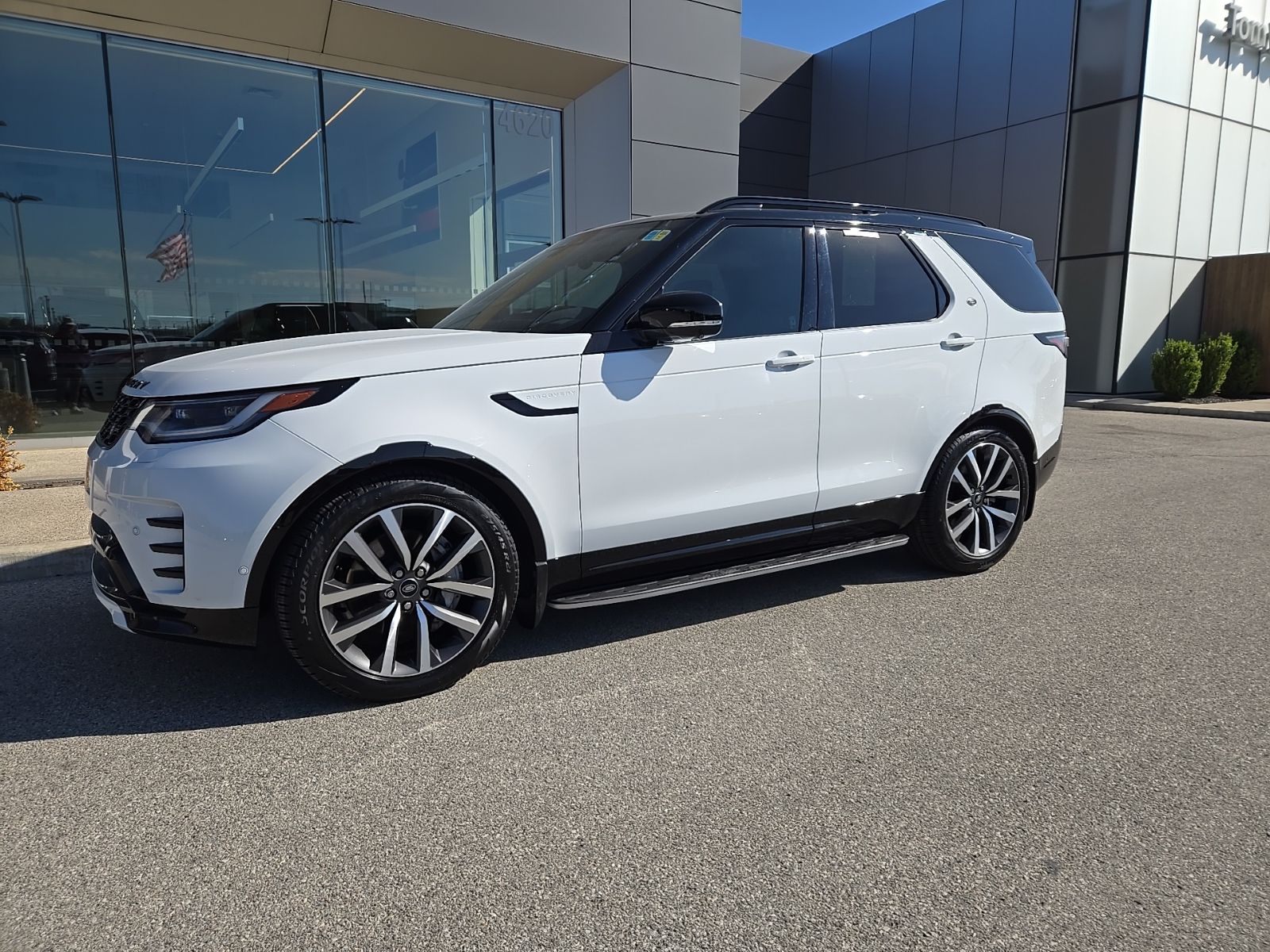 Fuji White 2024 Land Rover Discovery P300 Dynamic SE AWD SUV / Crossover All-Wheel Drive 8-Speed Automatic
