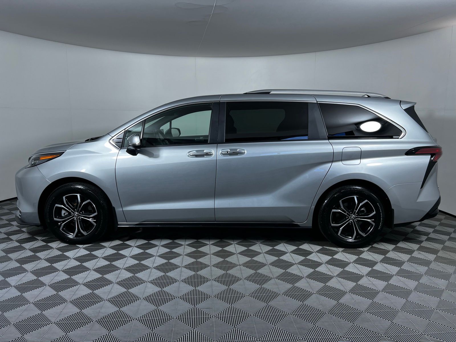 Thumbnail: 2025 Toyota Sienna - 8
