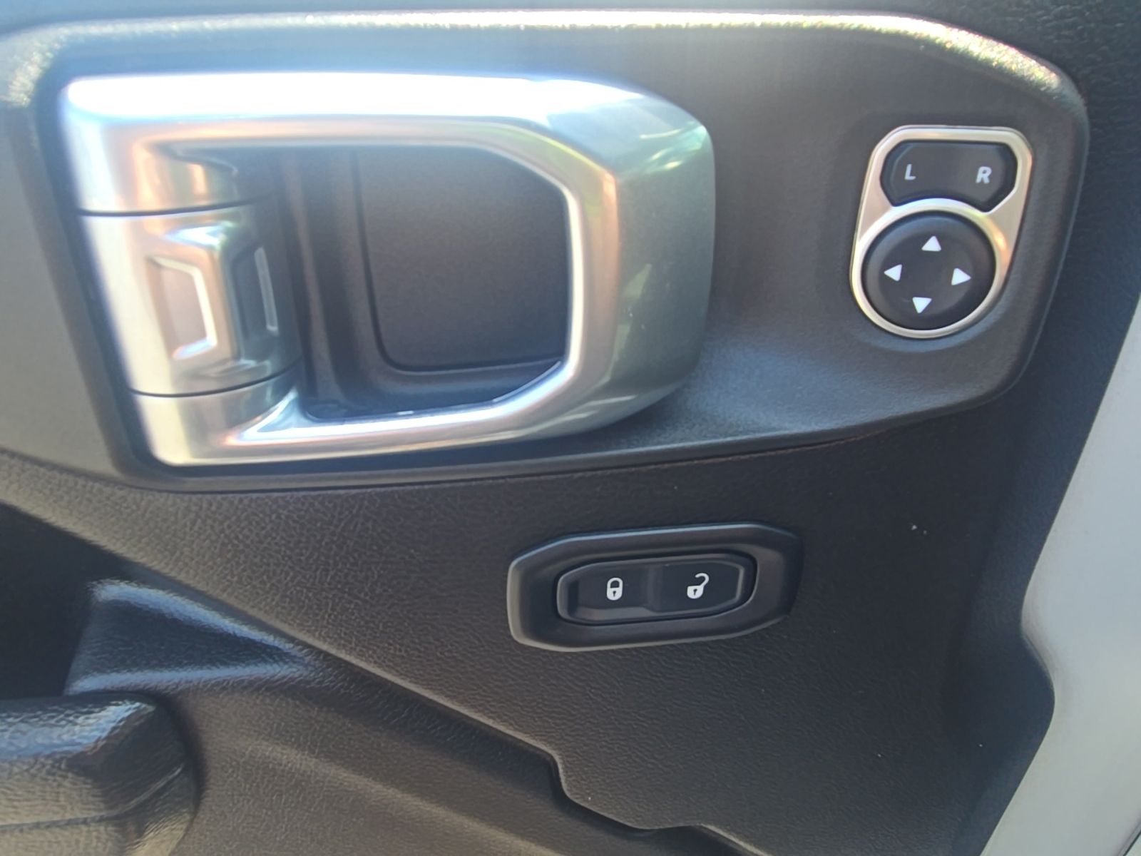 Used 2022 White Jeep Unlimited High Tide image 27