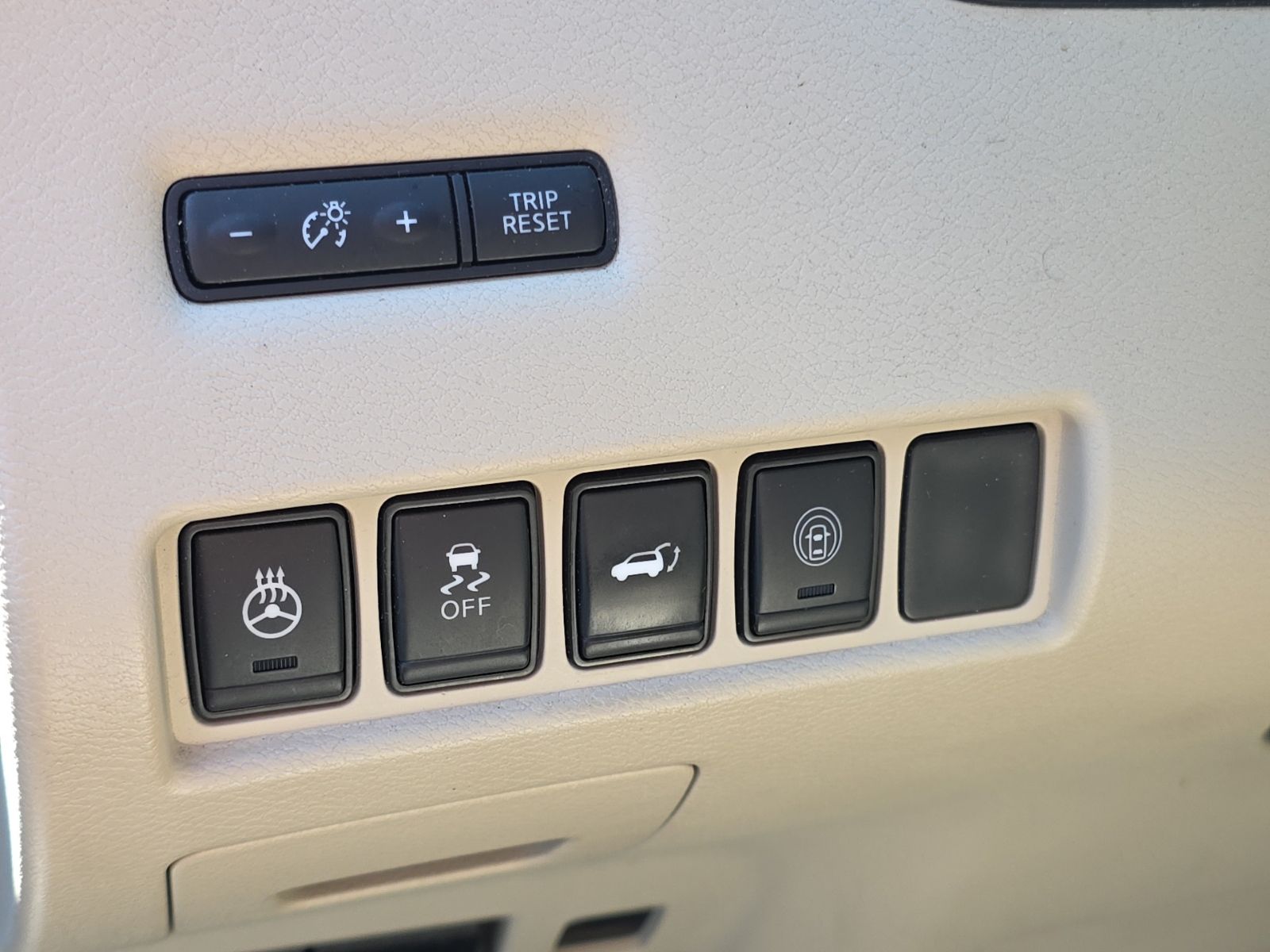 Used 2022 Brown Nissan Platinum image 33