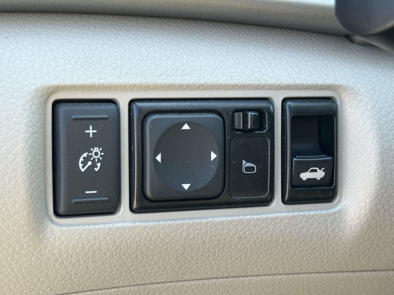 Used 2014 White Nissan S image 22