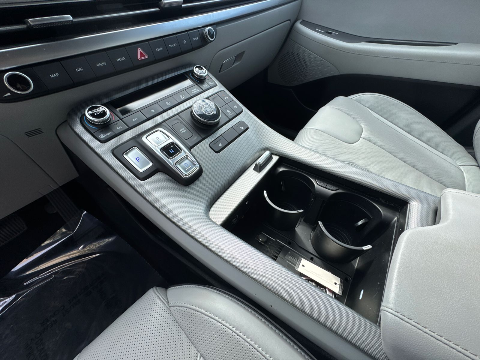 Used 2025 White Hyundai SEL image 31