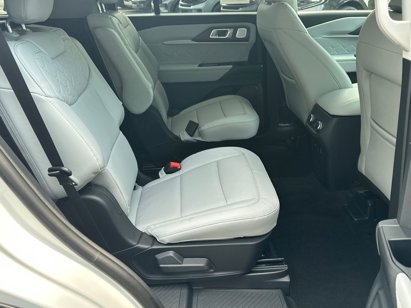 New 2026 Star White Metallic Tri-Coat Ford Platinum™ image 16
