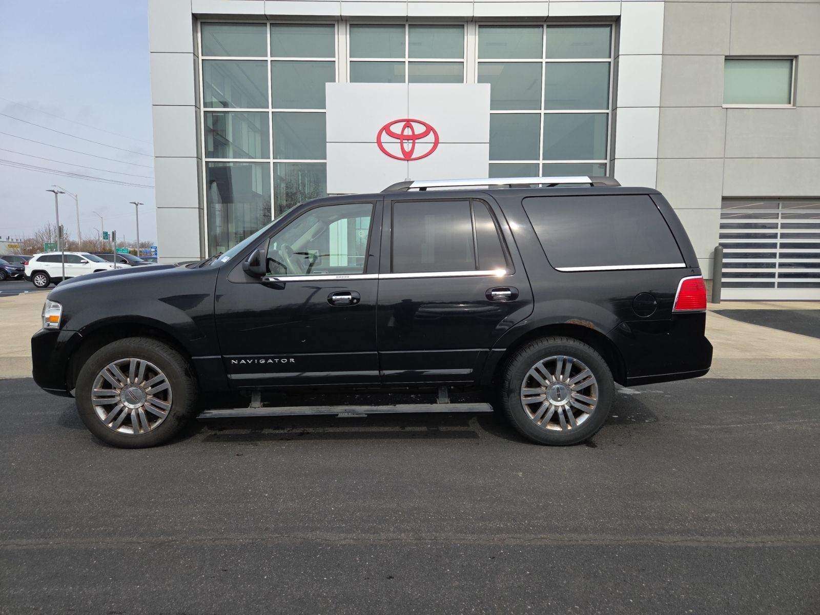 used 2009 Lincoln Navigator car, priced at $6,900