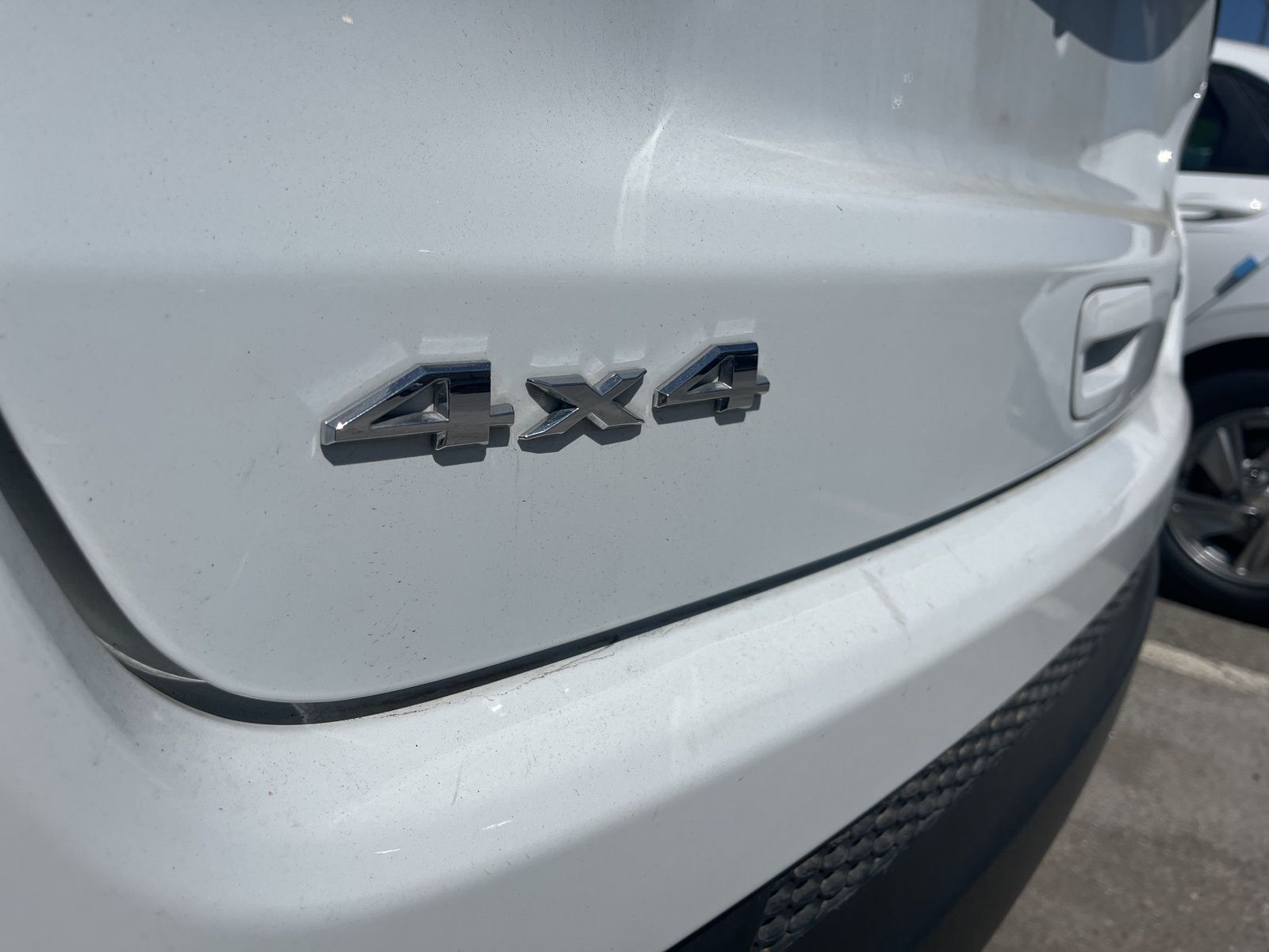 Used 2025 White Jeep Latitude image 7