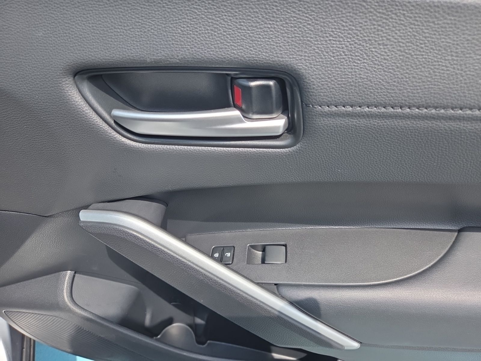 2025 Toyota Corolla Cross XLE - Photo 15