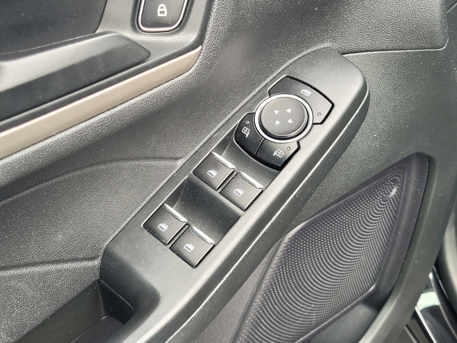 Used 2022 Black Ford SE image 17