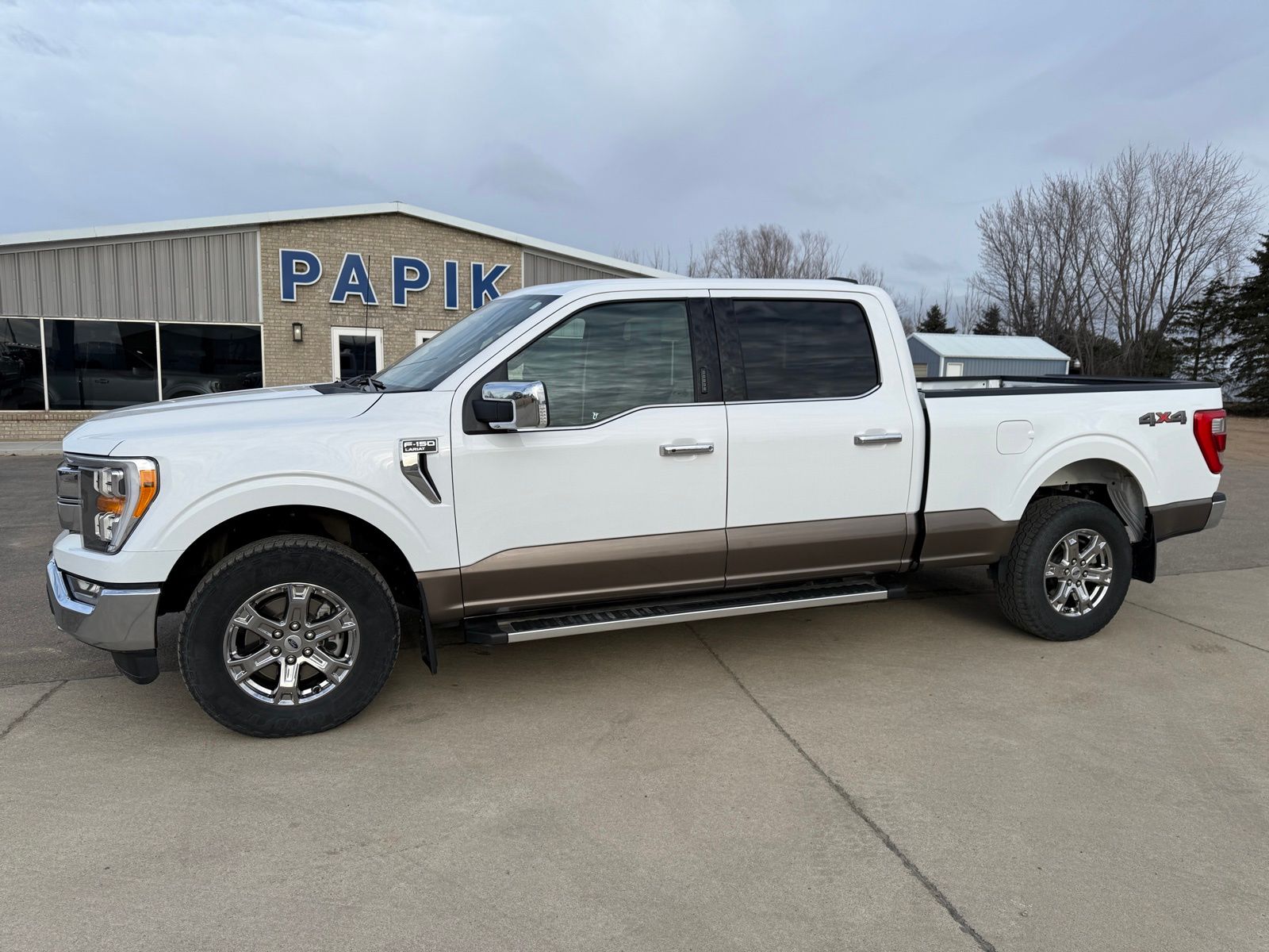Oxford White 2022 Ford F-150 Lariat SuperCrew LB 4WD Pickup Truck Four-Wheel Drive Automatic