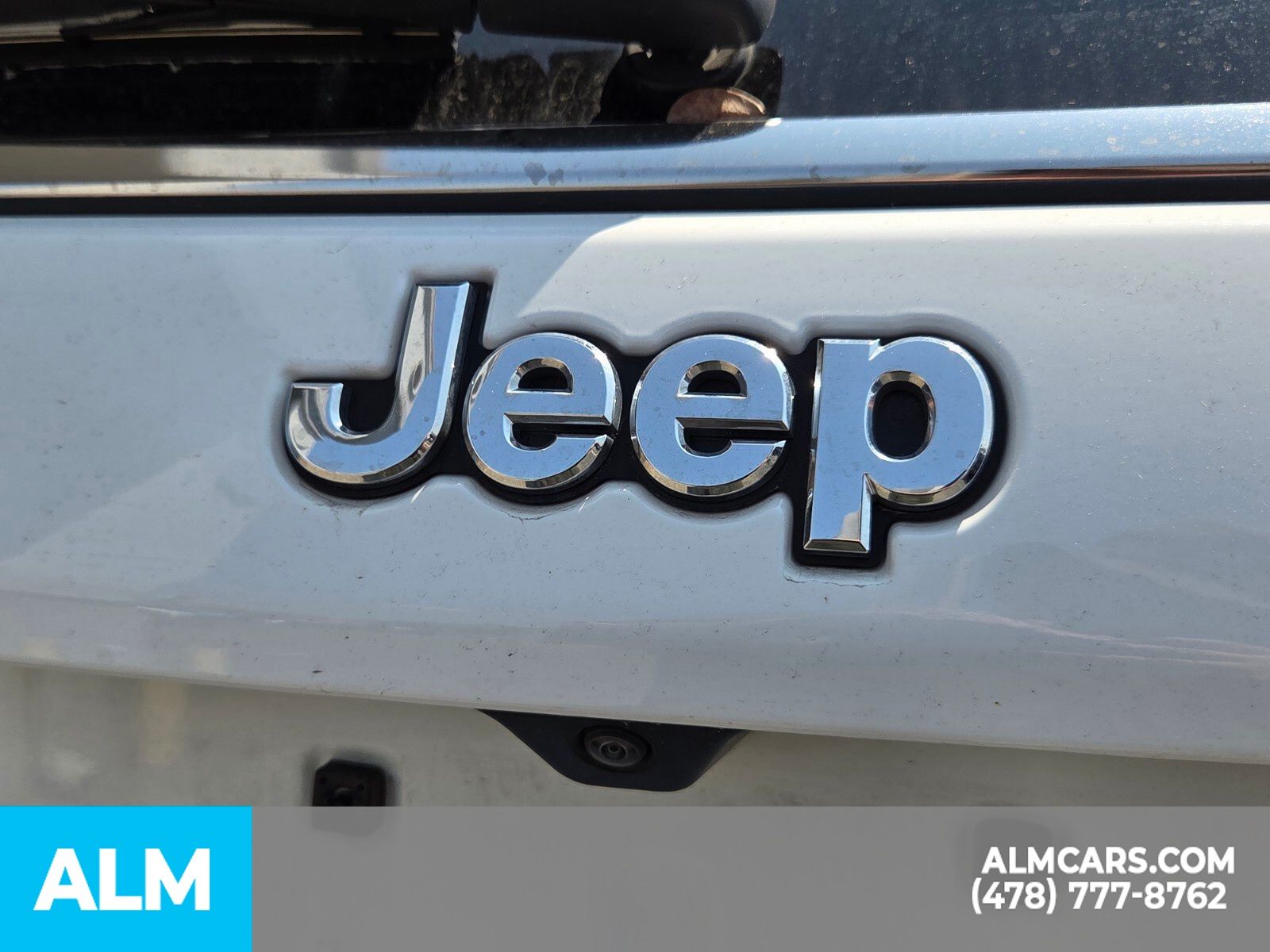 Used 2025 White Jeep Latitude image 19