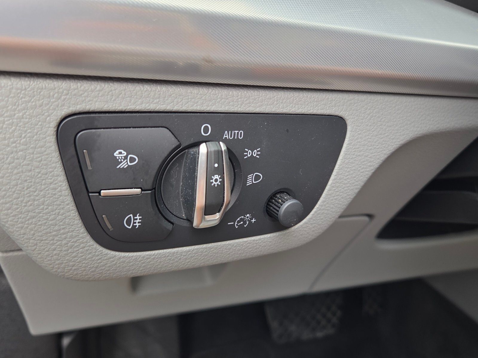 Used 2025 White Audi  image 30
