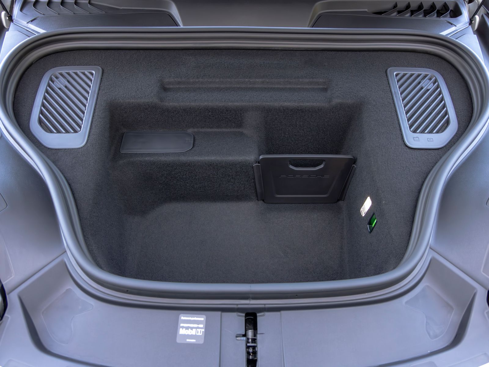 2025 Porsche Macan Base - Photo 57