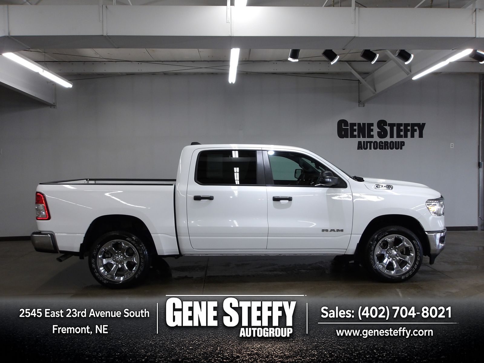 Bright White Clearcoat 2023 RAM 1500 Big Horn Crew Cab 4WD Pickup Truck Four-Wheel Drive 8-Speed Automatic