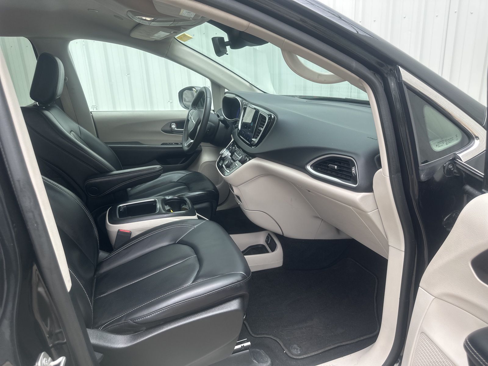 Used Car 2023 Chrysler Pacifica  Touring L For Sale Under $25,000 In Austin, Texas