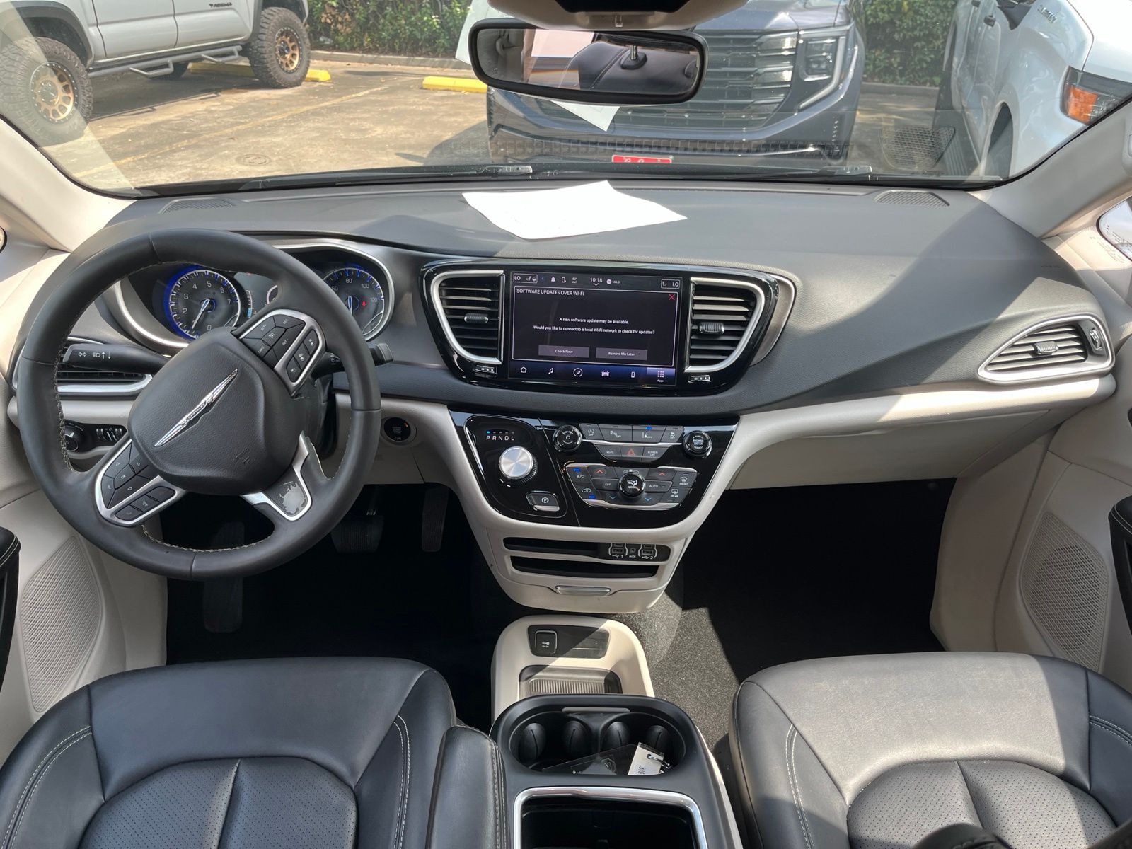 2024 Chrysler Pacifica Touring L - 8