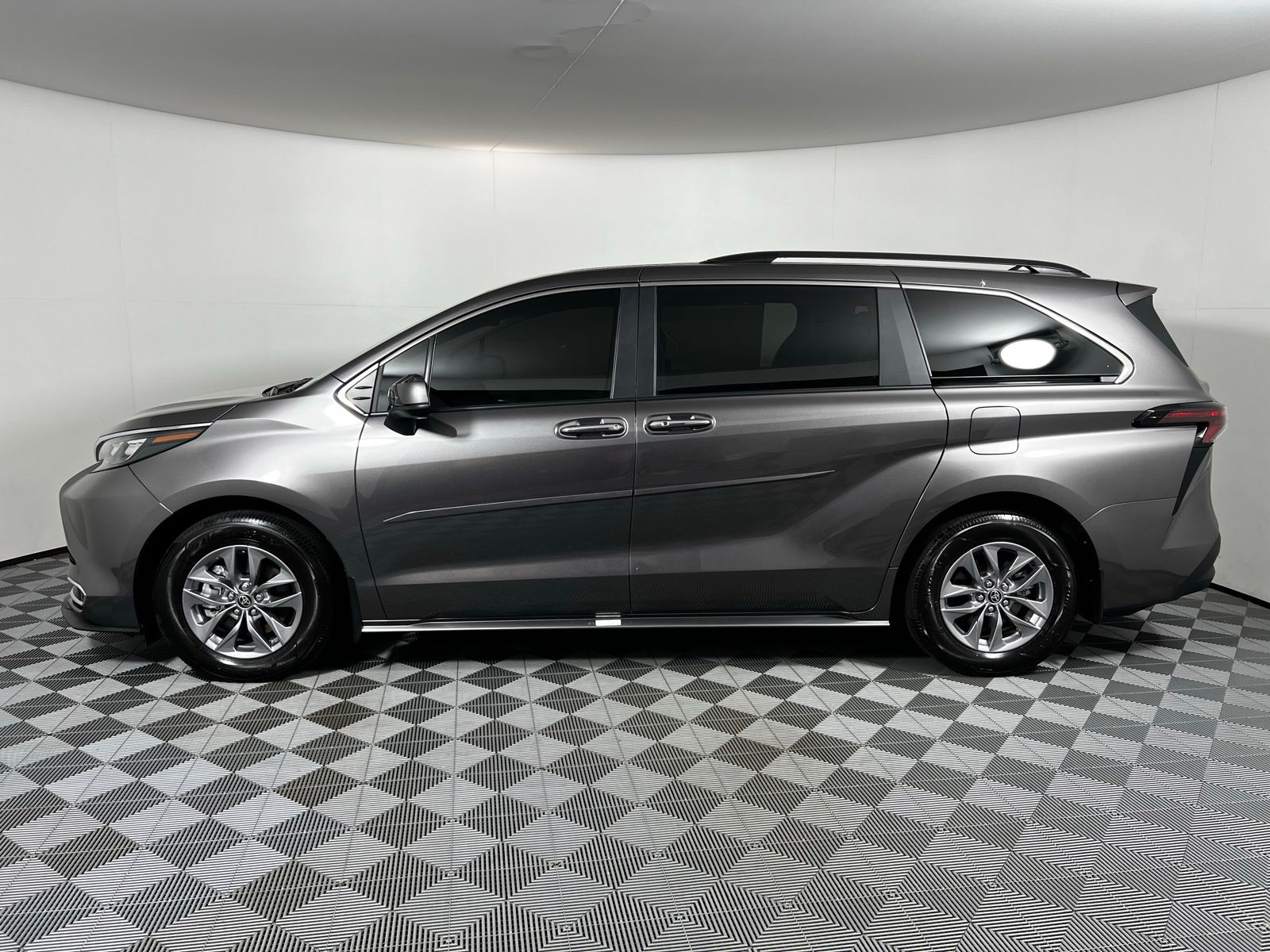 Thumbnail: 2024 Toyota Sienna - 8