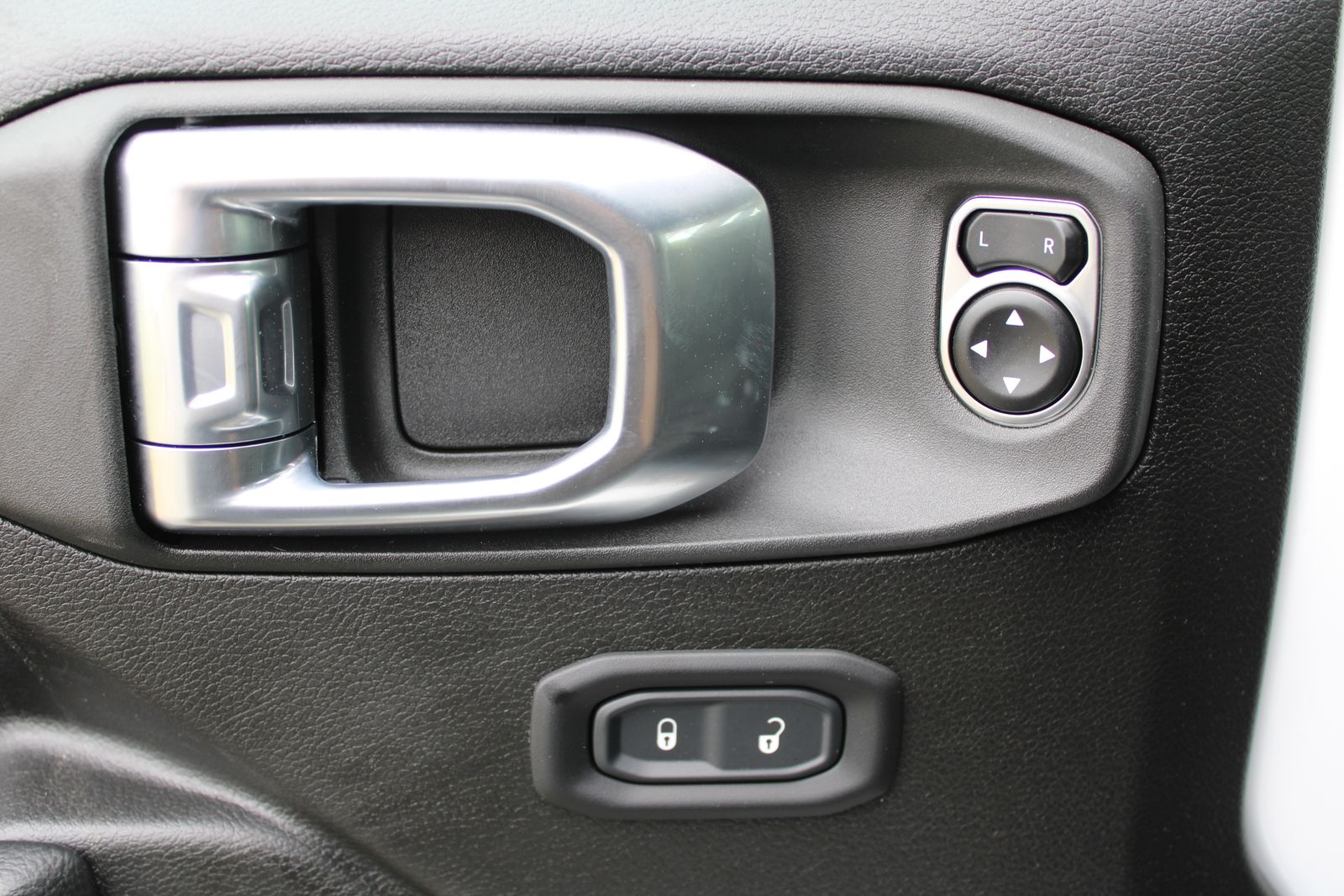 Used 2024 White Jeep Mojave image 22