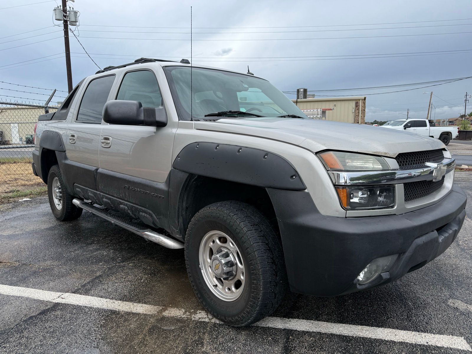 Silver Birch Metallic 2004 Chevrolet Avalanche 2500 4WD Pickup Truck Four-Wheel Drive 4-Speed Automatic Overdrive