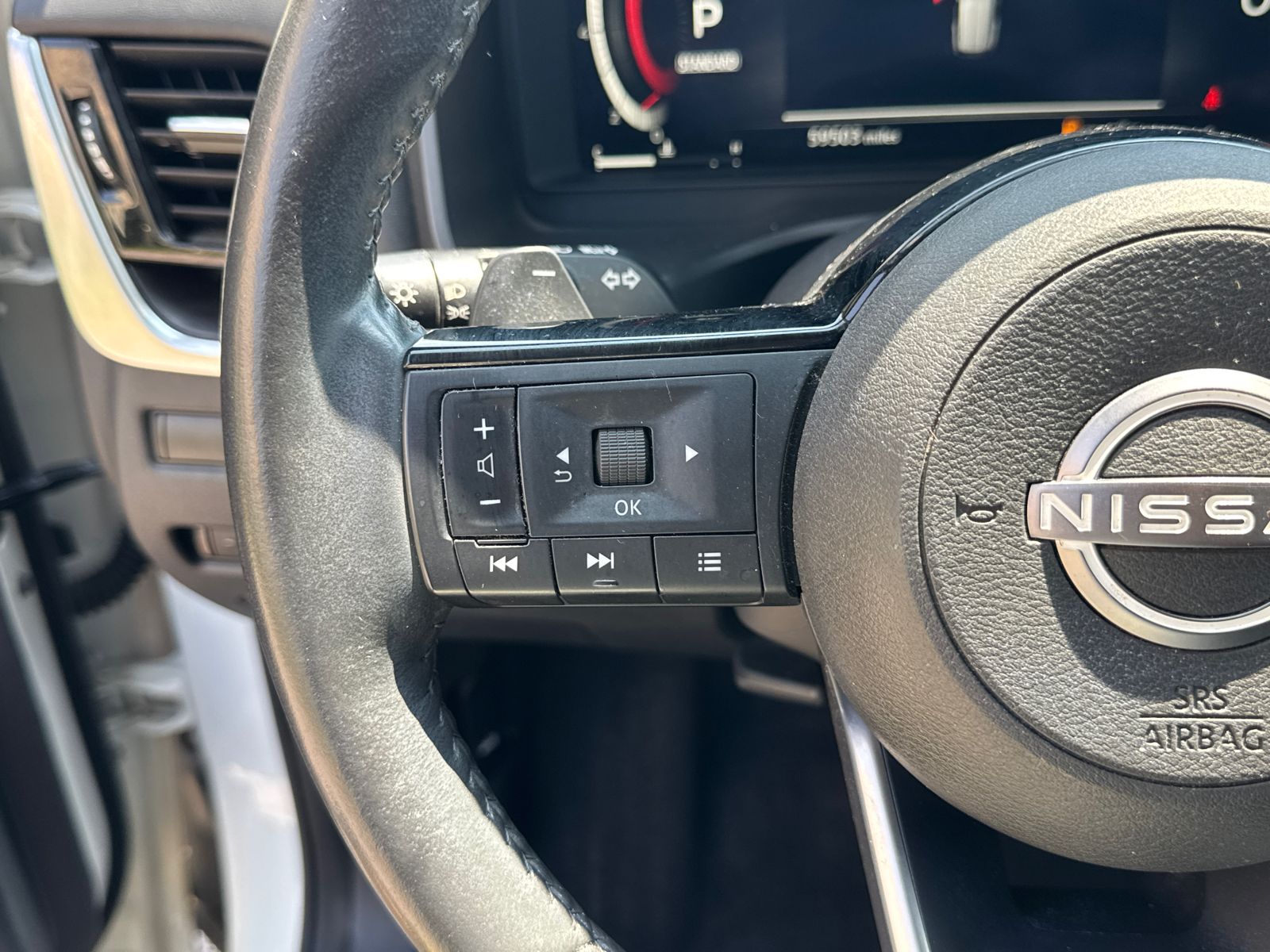 Used 2022 White Nissan Platinum image 25