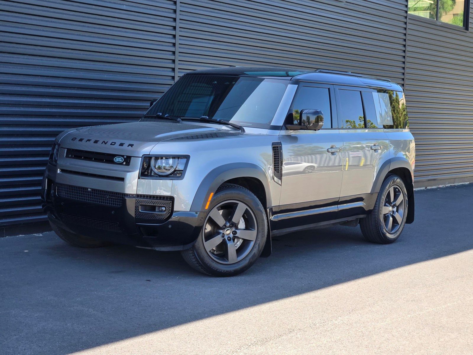 Silicon Silver Premium Metallic 2023 Land Rover Defender 110 X-Dynamic SE AWD SUV / Crossover All-Wheel Drive 8-Speed Automatic