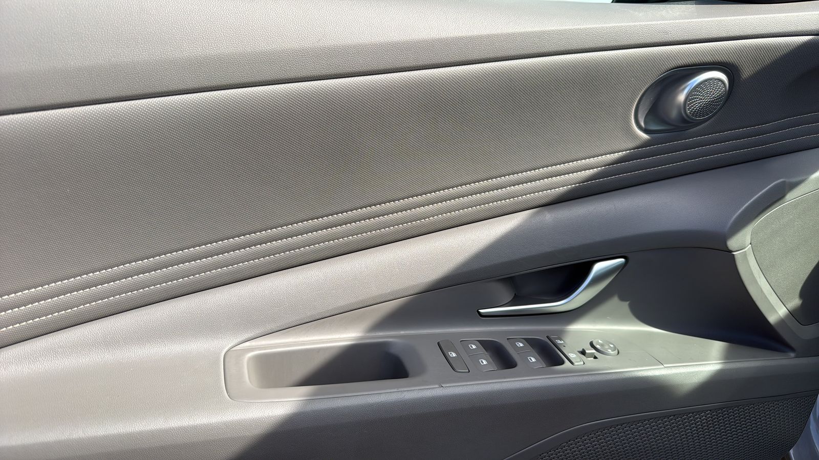 Used 2025 Gray Hyundai SEL Convenience image 11