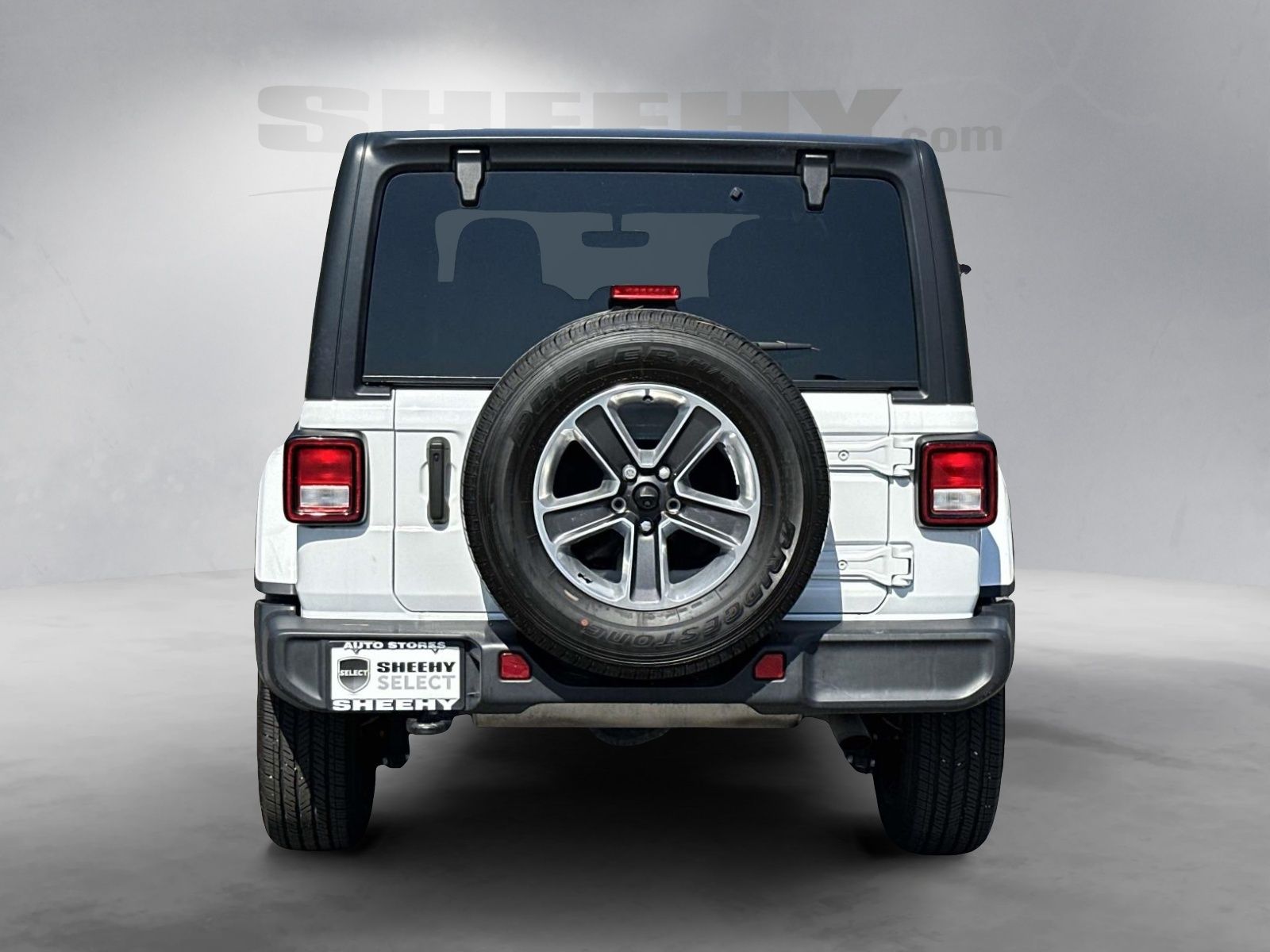 Used 2022 White Jeep Unlimited Sahara image 12
