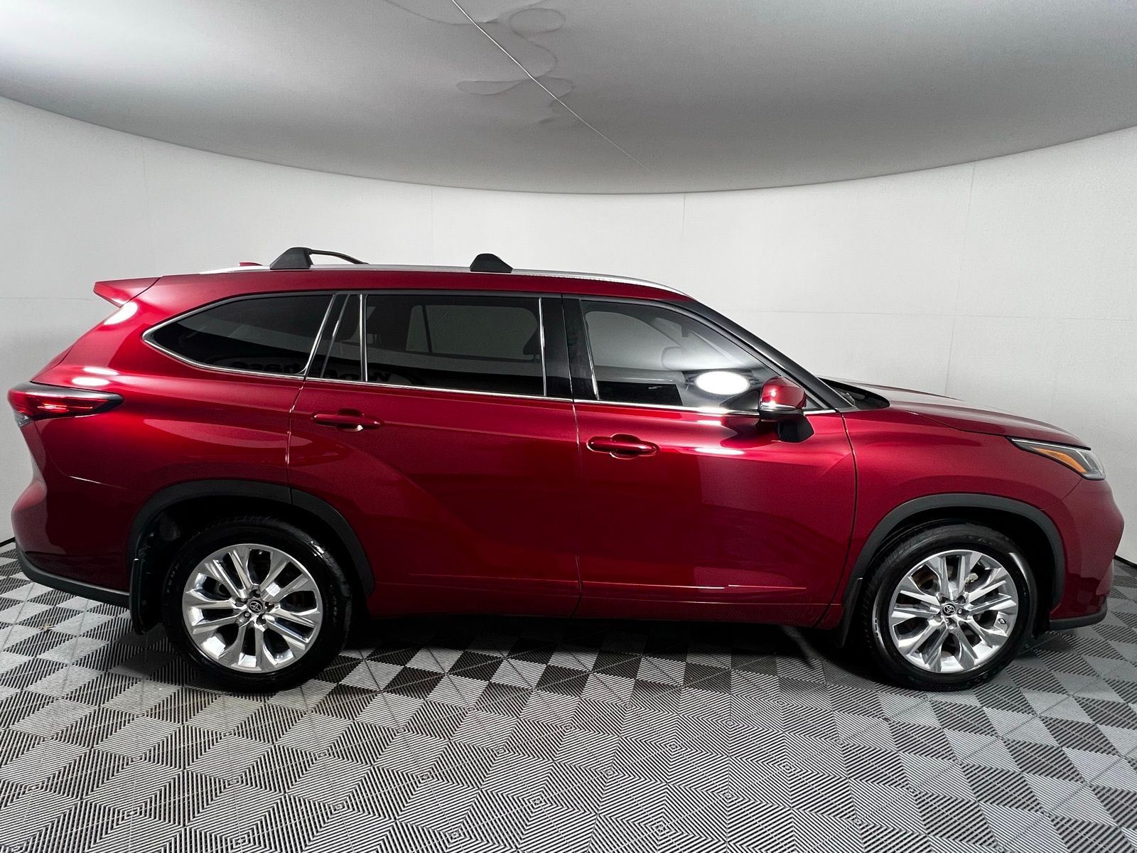 Thumbnail: 2023 Toyota Highlander - 3