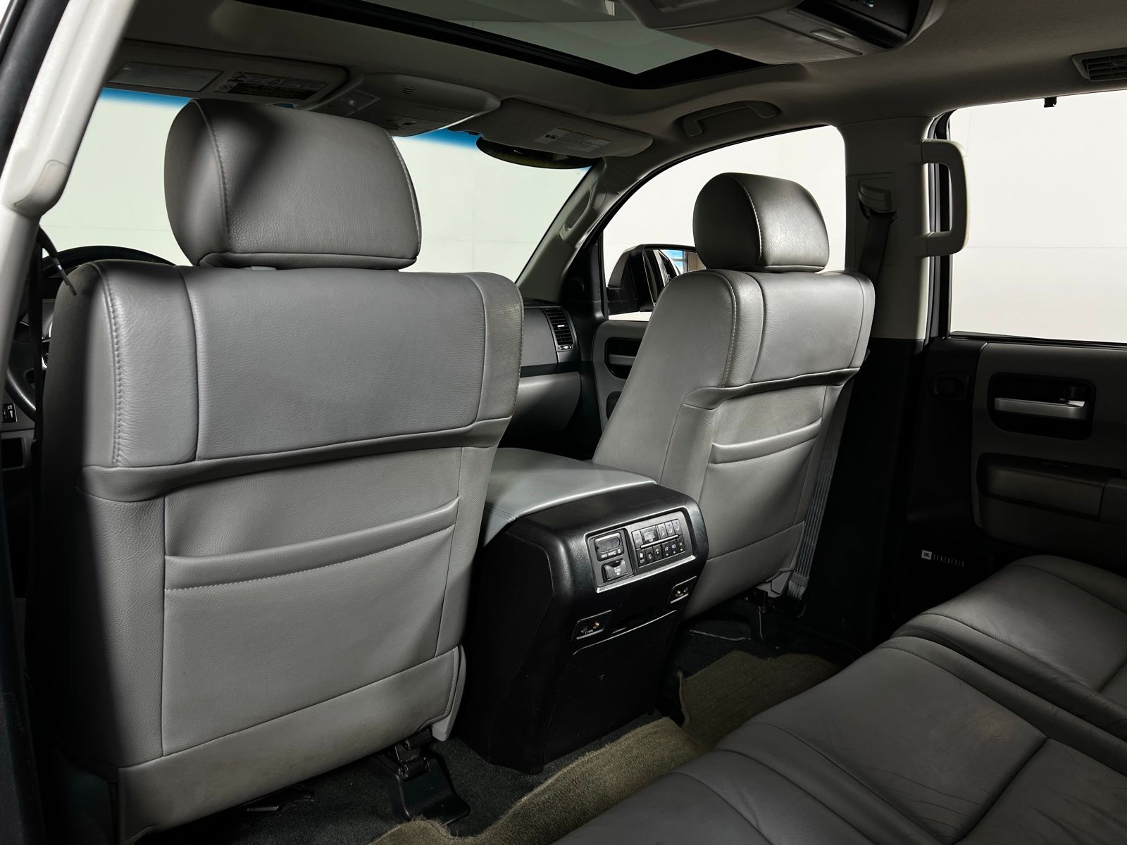 Thumbnail: 2015 Toyota Sequoia - 22
