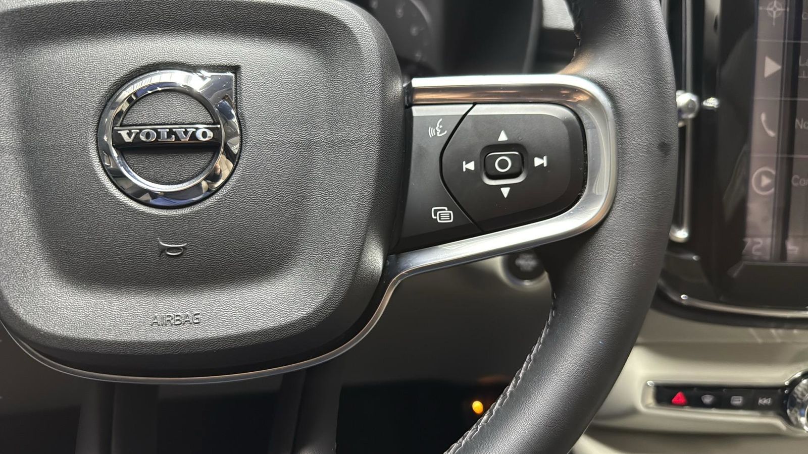 Used Car 2022 Volvo Xc40  Momentum For Sale Under $30,000 In Austin, Texas